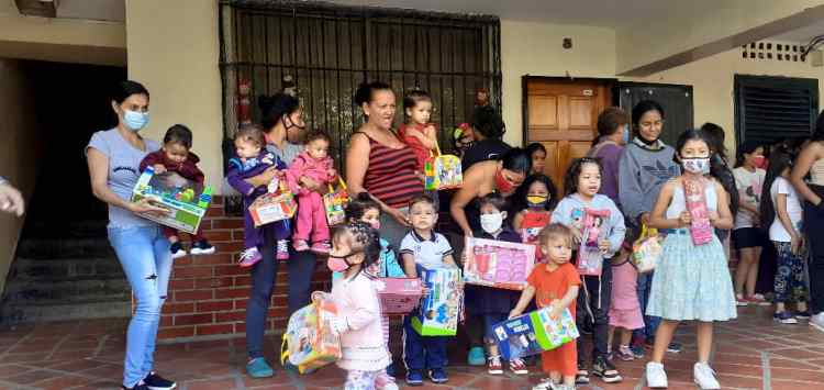 Segundo día de entrega de regalos en la Comuna el Panal 2021